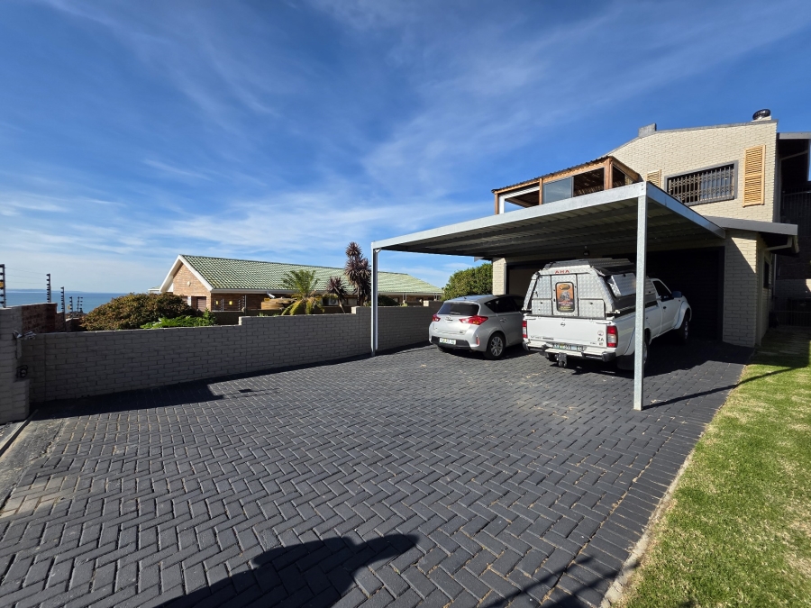 4 Bedroom Property for Sale in Wavecrest Eastern Cape